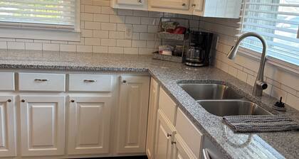 Charming 2-bedroom house 8 miles from Oxford and Ole Miss!! Crib and high chair
