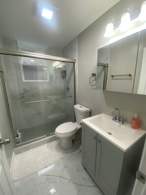 Classic Apartment | Bathroom | Shower, towels - Stylish Apartment near Chicago Downtown (Chicago)