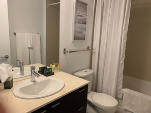 Hårføner, håndklær, såpe og toalettpapir