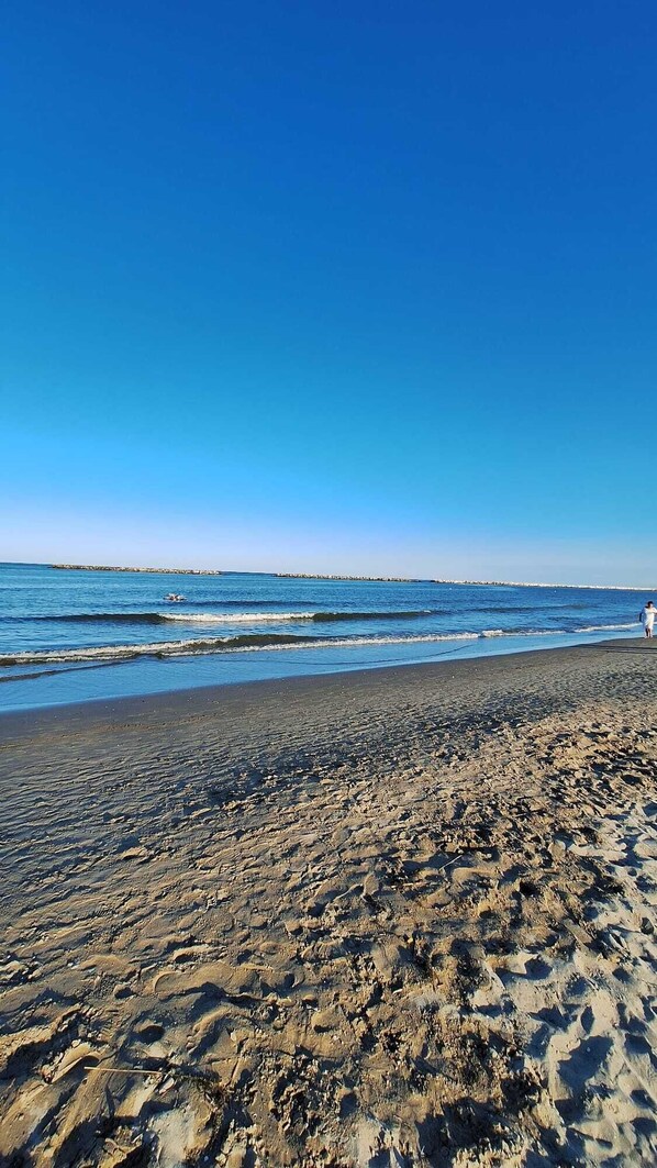 På stranden