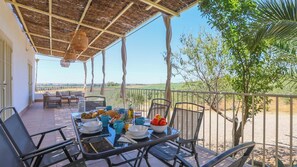 Outdoor dining - Casa Caraza Almodóvar del Río by Ruralidays (Córdoba)