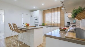 Fridge, microwave, oven, stovetop - Casa Caraza Almodóvar del Río by Ruralidays (Córdoba)