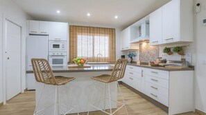 Frigorífico, microondas, horno y placa de cocina
