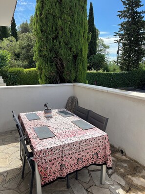 Outdoor dining - House in the heart of the Luberon Sainte Victoire view (Pertuis)