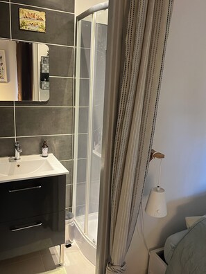 3 slaapkamers, een bureau, een strijkplank/strijkijzer, gratis wifi