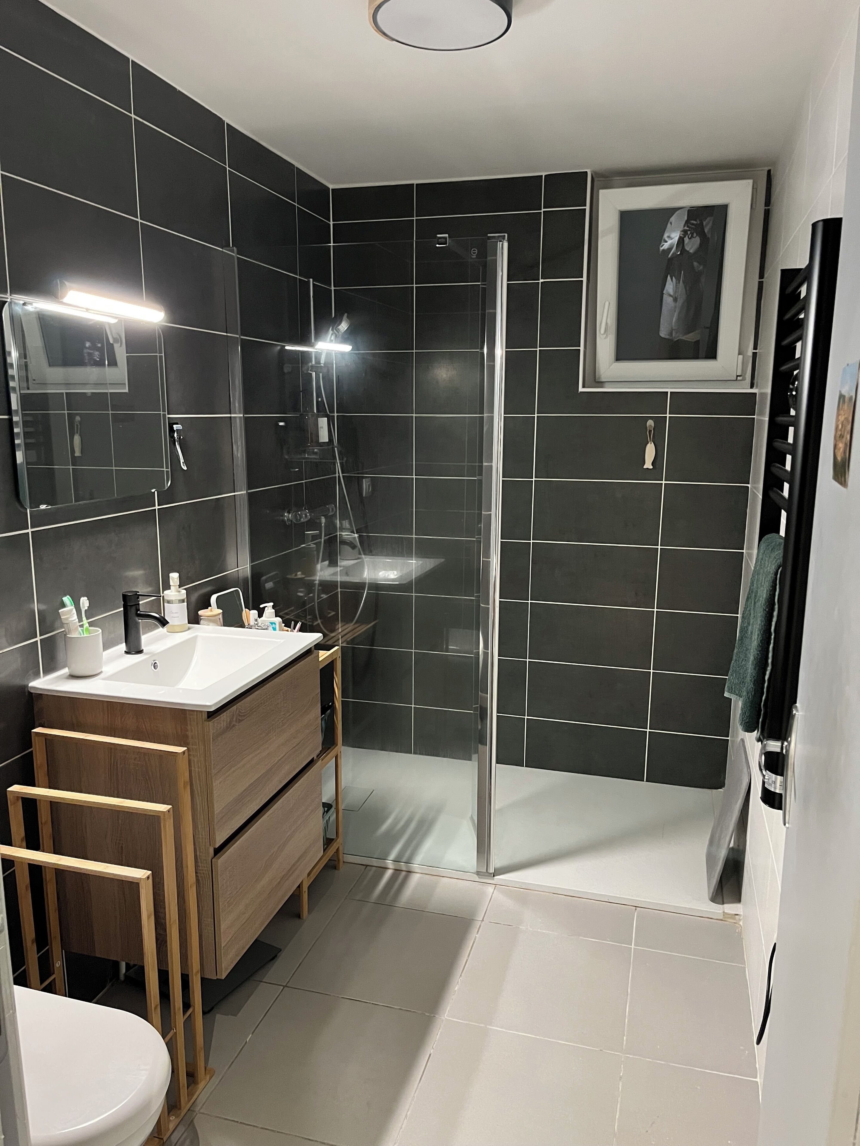 Douche, sèche-cheveux, serviettes fournies, savon