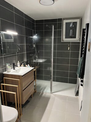 Een douche, een haardroger, handdoeken, zeep