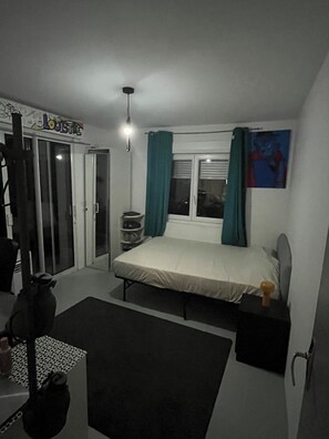 3 bedrooms, desk, iron/ironing board, free WiFi - House in the heart of the Luberon Sainte Victoire view (Pertuis)
