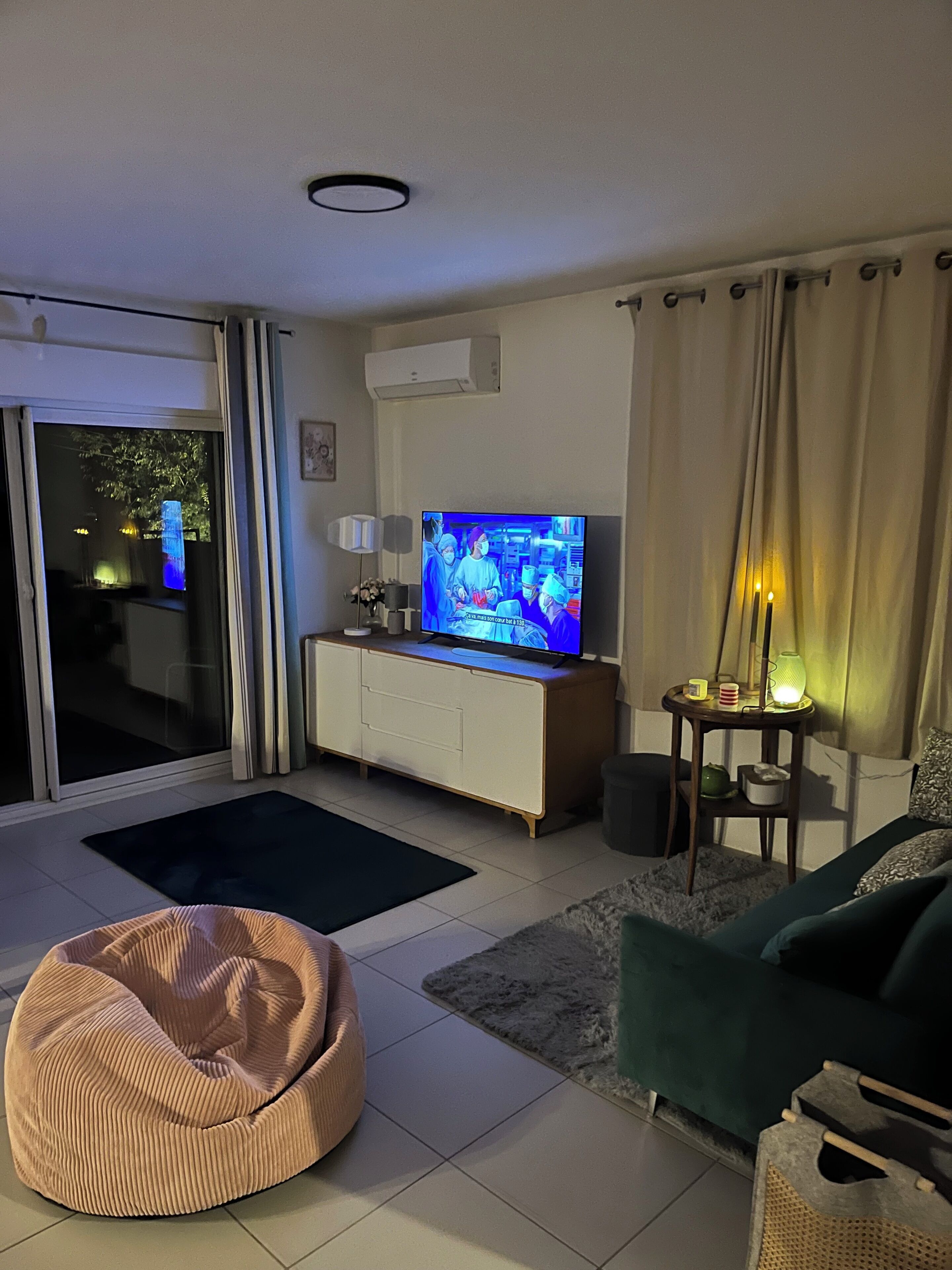 TV connectée, baby-foot, livres, écrans d'ordinateur