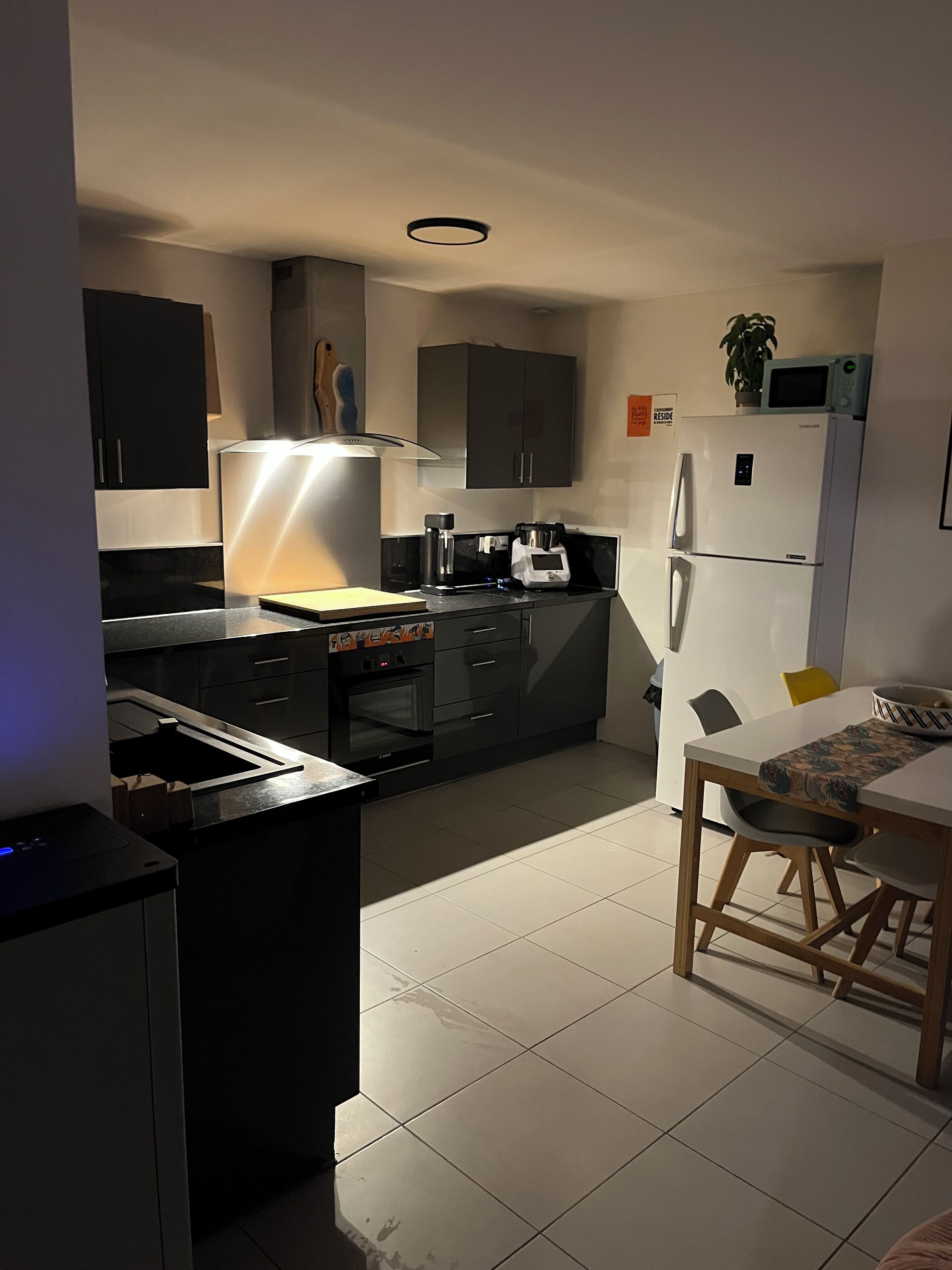 Réfrigérateur, micro-ondes, four, plaque de cuisson