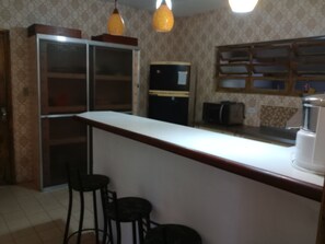 Economy Quadruple Room | Shared kitchen facilities | Microwave
