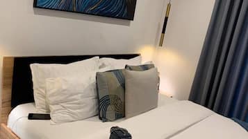 Escritorio y espacio para trabajar con laptop