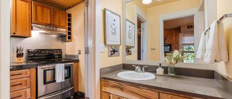 ثلاجة، ميكروويف، فرن، موقد طهي مسطح