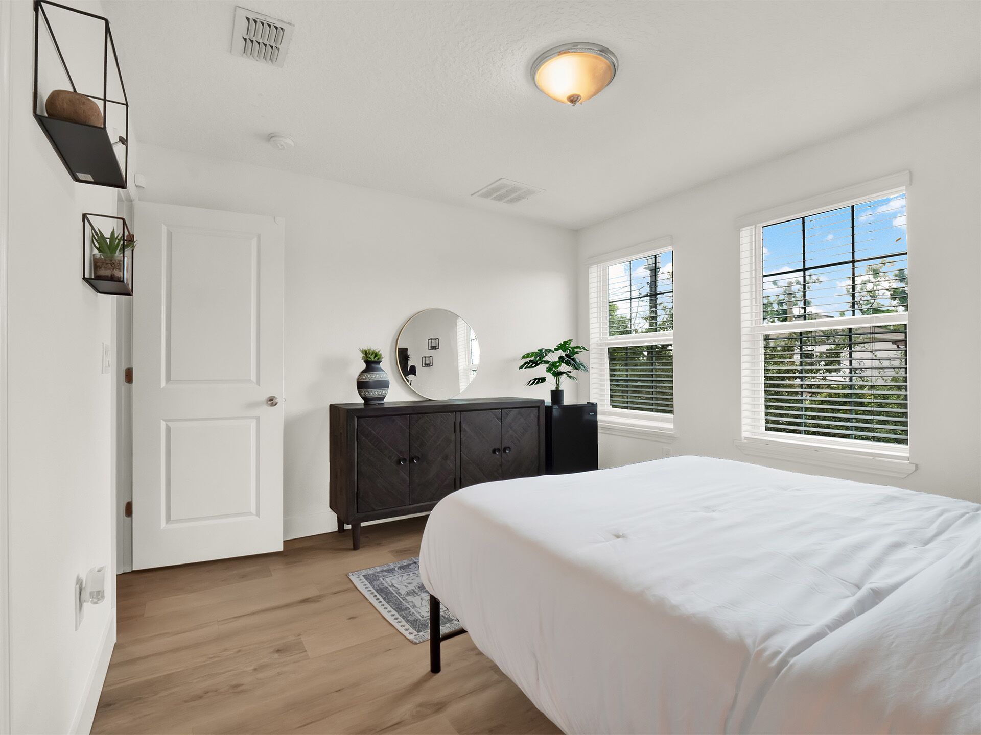 4 bedrooms, in-room safe, iron/ironing board, WiFi