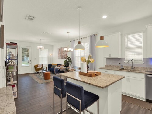 New! Modern Home - 4 Beds 2.5 Baths - 5 minutes from Downtown