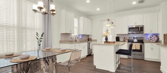 New! Modern Home - 4 Beds 2.5 Baths - 5 minutes from Downtown