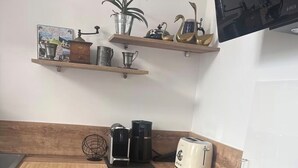 Coffee/tea maker, fridge, microwave, oven - Cozy Apartment with Air Conditioning in Downtown (Montignac-Lascaux)
