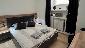 2 bedrooms, iron/ironing board, free WiFi, bed sheets - Cozy Apartment with Air Conditioning in Downtown (Montignac-Lascaux)