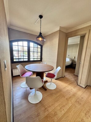Familie appartement, 1 queensize bed met slaapbank, huisdieren toegestaan, uitzicht op stad | Dineerruimte