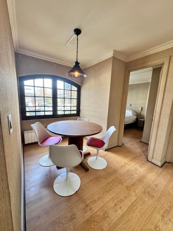 Family Apartment, 1 Queen Bed with Sofa bed, Pets Allowed, City View | Dining room