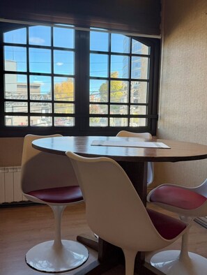 Departamento familiar con Sofa Cama para cuatro personas a metros del Casino y Mall Portal Temuco 21 | Comedor