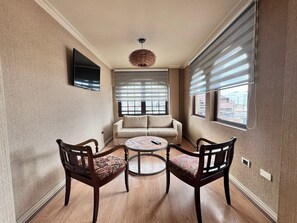 Departamento familiar con Sofa Cama para cuatro personas a metros del Casino y Mall Portal Temuco 21 | Espacio para trabajar con un portátil y wifi gratis