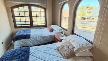 Departamento familiar con Sofa Cama para cuatro personas a metros del Casino y Mall Portal Temuco 21 | Área de sala de estar | Televisión de pantalla plana de 42 pulgadas con canales digitales