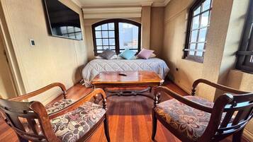 FamiljelÀgenhet - privat badrum - utsikt mot staden | Arbetsyta för laptop och gratis wi-fi