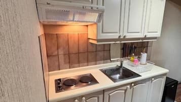Departamento con cama Super King para dos personas a metros del Casino y Mall Portal Temuco "334" | Cocina privada | Placa de cocina