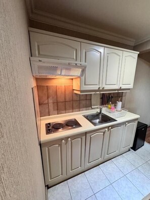 Departamento con cama Super King para dos personas a metros del Casino y Mall Portal Temuco "334" | Cocina privada | Parrilla de estufa