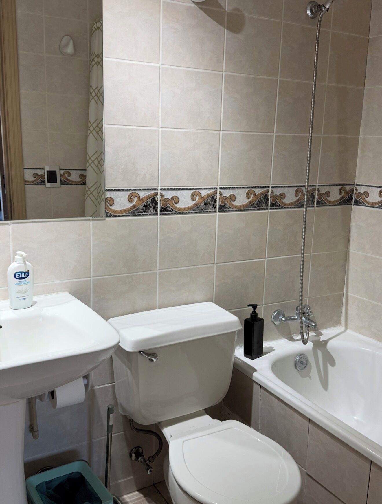 A bathroom with a toilet, sink, and bathtub.