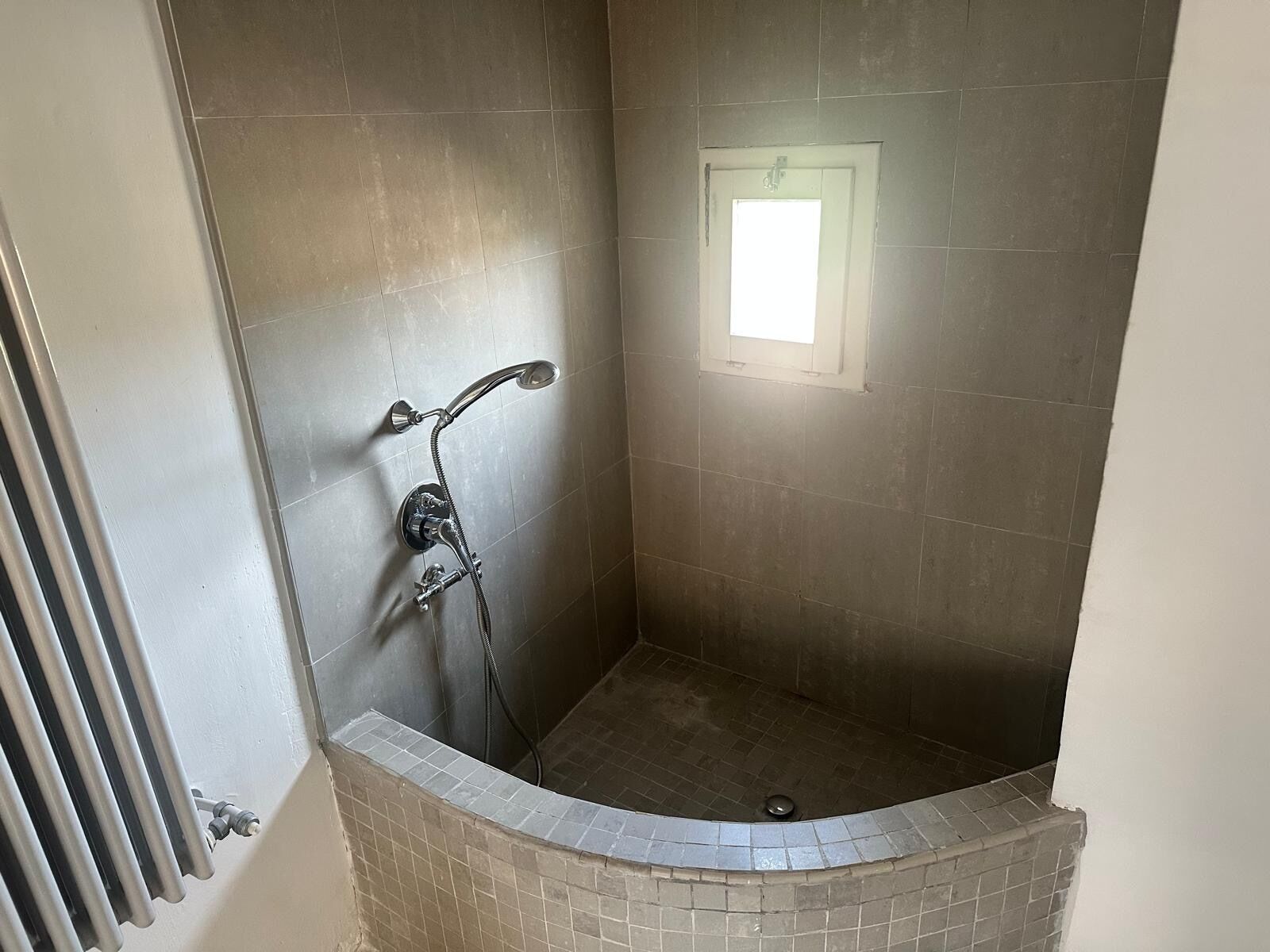 Doccia, asciugacapelli, bidet, sapone