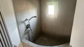 Doccia, asciugacapelli, bidet, sapone