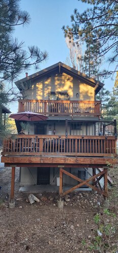 Lovely 2-bedroom cozy cabin in center of Big Bear Lake, close to all attractions