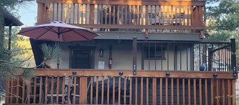 Lovely 2-bedroom cozy cabin in center of Big Bear Lake, close to all attractions