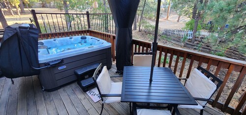 Lovely 2-bedroom cozy cabin in center of Big Bear Lake, close to all attractions