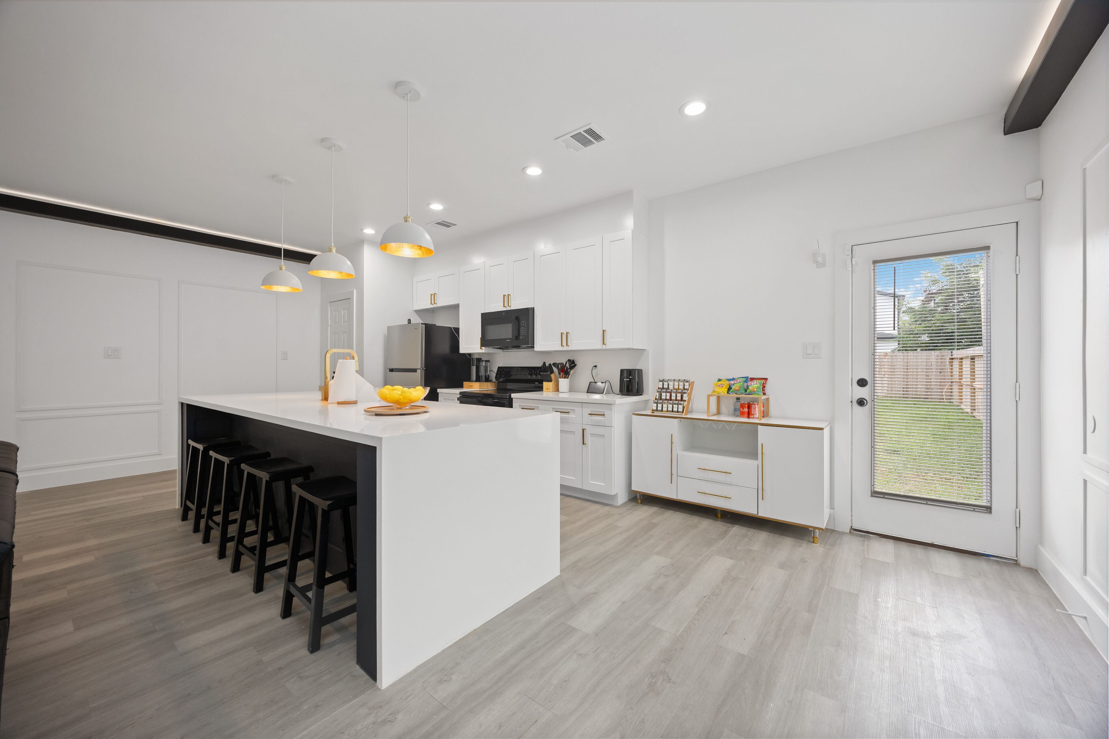 Microonde, forno, piano cottura, lavastoviglie