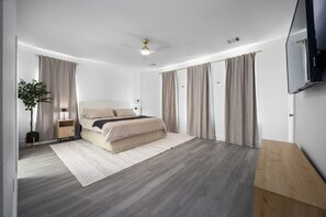 3 bedrooms, iron/ironing board, Internet, bed sheets - Modern NEW 3BR Home w/Garage & Big Backyard (Houston)