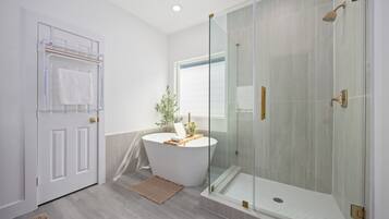 Dusche, Haartrockner, Bidet, Handtücher