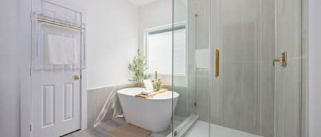 Ducha, secador de pelo, bidet, toallas