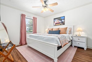 2 bedrooms, iron/ironing board, internet, bed sheets -  Cheerful Auburn Getaway! (Auburn)