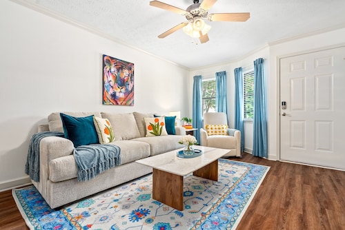 NEW Cheerful Auburn Getaway!