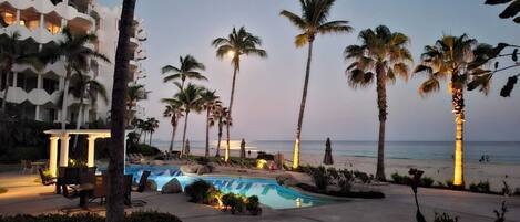 Utendørsbasseng og et oppvarmet basseng