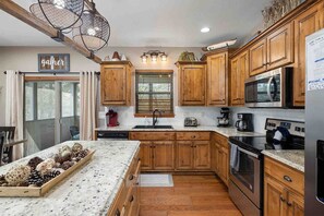 冷蔵庫、電子レンジ、オーブン、コンロ