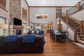 スマートテレビ、暖炉、テーブルサッカー台