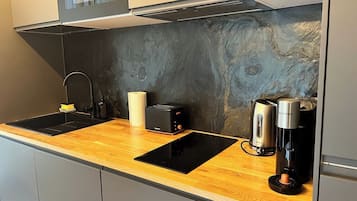 Geladeira, micro-ondas, cooktop, cafeteira/chaleira