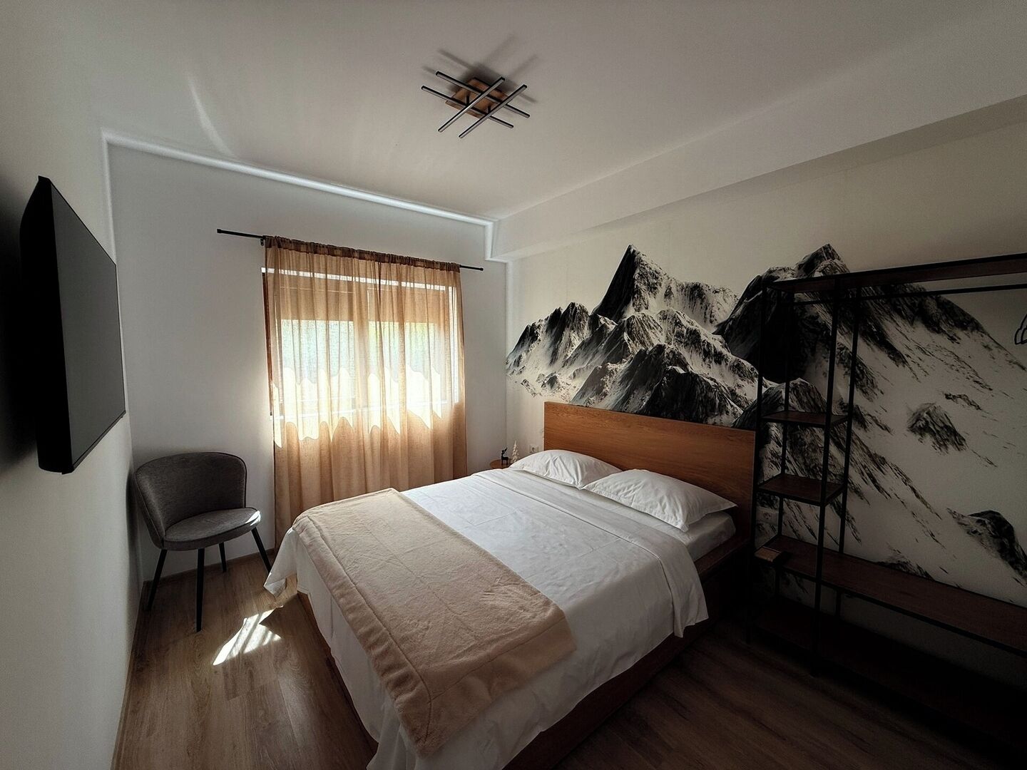 2 habitaciones, tabla de planchar con plancha y cuna de viaje 