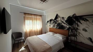 2 habitaciones, tabla de planchar con plancha y cuna de viaje