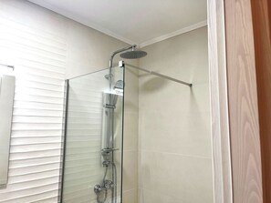 Secadora de cabello, bidet, toallas, jabón 