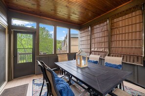 Dining - Pools, Pool Table, Rec Room, Splashpad, Waterslide (Hollister)
